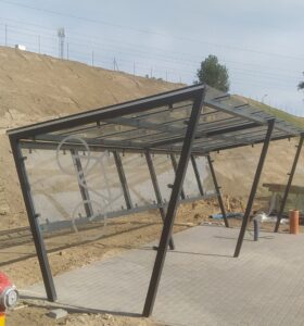 Wiata rowerowa ze szklanymi ścianami