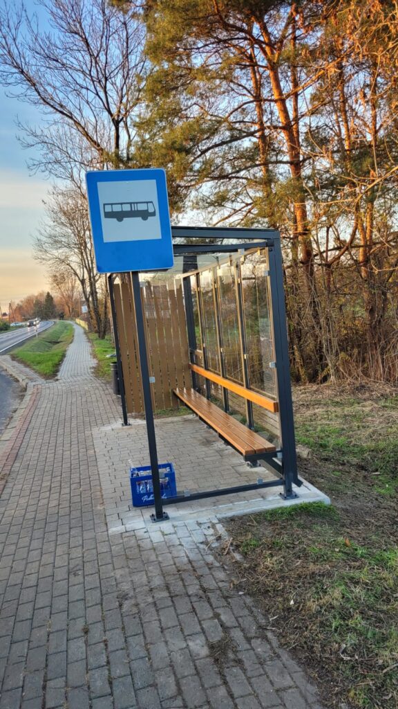 Wiata przystankowa szkło drewno